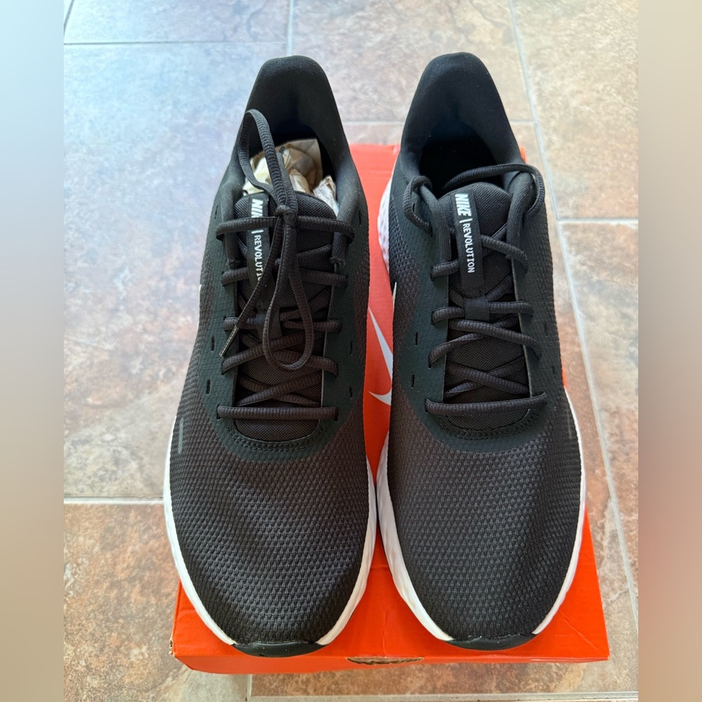 Nike Men's Revolution 5 Black and White Athletic Running Shoes BQ3204 002